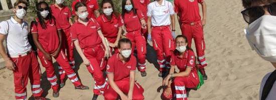Vicolocorto - Attività di pulizia della spiaggia con i giovani della Croce Rossa - Pesaro